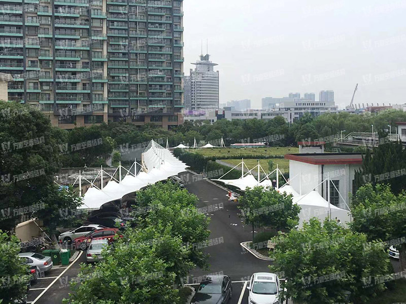 張拉膜車棚造價和哪些因素有關？降低張拉膜車棚造價的方法有哪些？