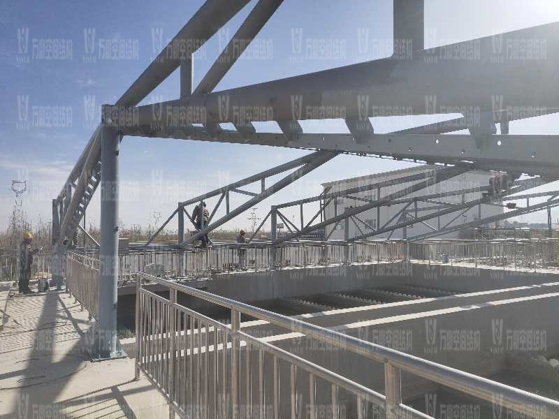 格爾木工業園昆侖工業區工業污水廠污水池保溫膜結構工程位于海西蒙古族藏族自治州格爾木市，此項目是國內首個ETFE膜結構污水池加蓋工程。   該工程主要建設格爾木工業園昆侖工業區工業污水處理廠首期2.5萬立方米/天工程二沉池、水解酸化池和預沉池池體保溫膜結構安裝。項目用鋼量230噸，膜結構展開面積5000平米。    目前，預沉池和酸化水解池鋼結構已完成，油漆已完成。二沉池基柱加焊，鋼架焊接中。    期待整個工程的完工，來領略它別致的風采。