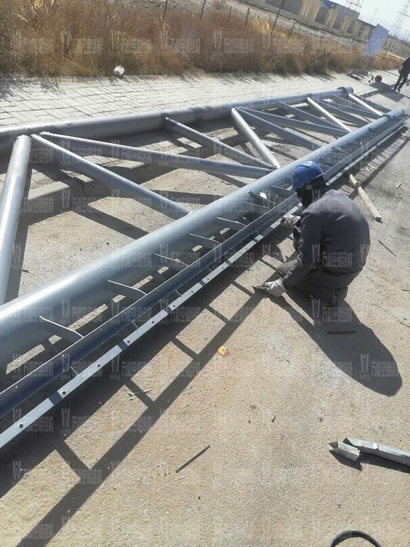 格爾木工業園昆侖工業區工業污水廠污水池保溫膜結構工程位于海西蒙古族藏族自治州格爾木市，此項目是國內首個ETFE膜結構污水池加蓋工程。   該工程主要建設格爾木工業園昆侖工業區工業污水處理廠首期2.5萬立方米/天工程二沉池、水解酸化池和預沉池池體保溫膜結構安裝。項目用鋼量230噸，膜結構展開面積5000平米。    目前，預沉池和酸化水解池鋼結構已完成，油漆已完成。二沉池基柱加焊，鋼架焊接中。    期待整個工程的完工，來領略它別致的風采。