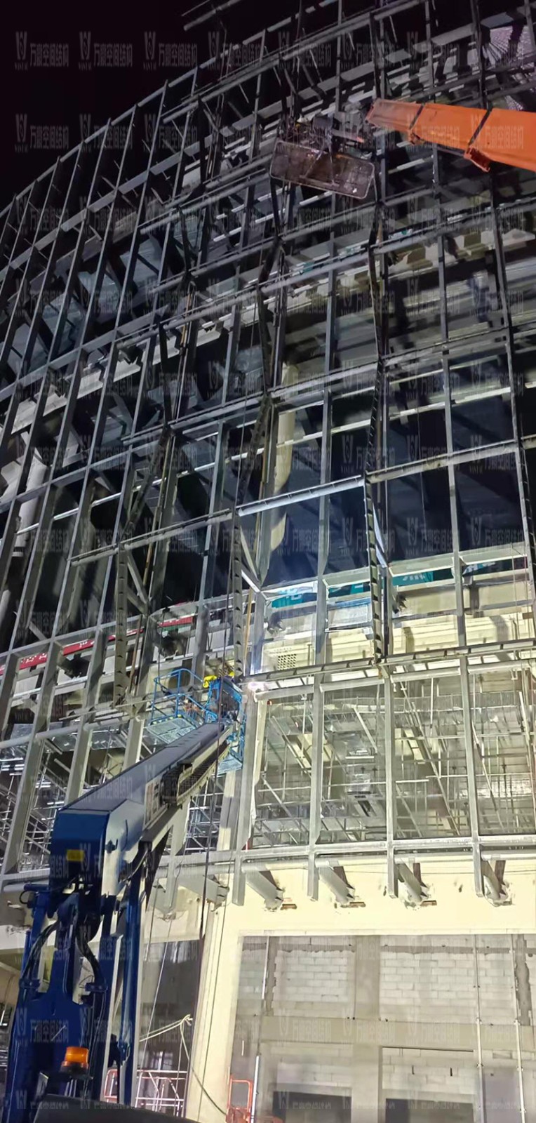 紹興國際會展中心一期B區會議中心PTFE膜結構工程火熱拼裝、吊裝中