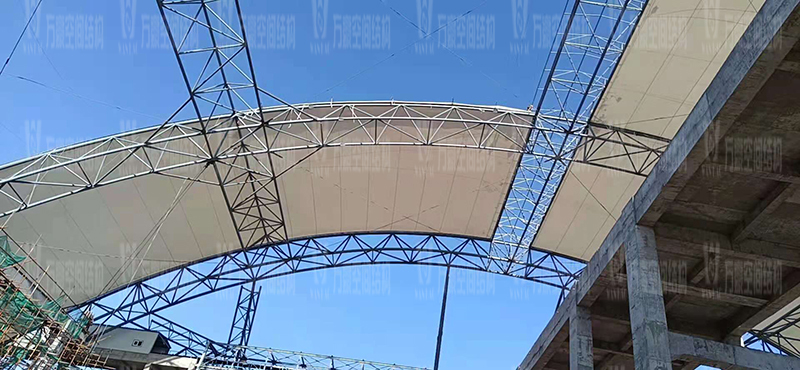 內(nèi)蒙能源長城五礦選煤廠鋼骨架膜棚建設(shè)項目膜結(jié)構(gòu)安裝中