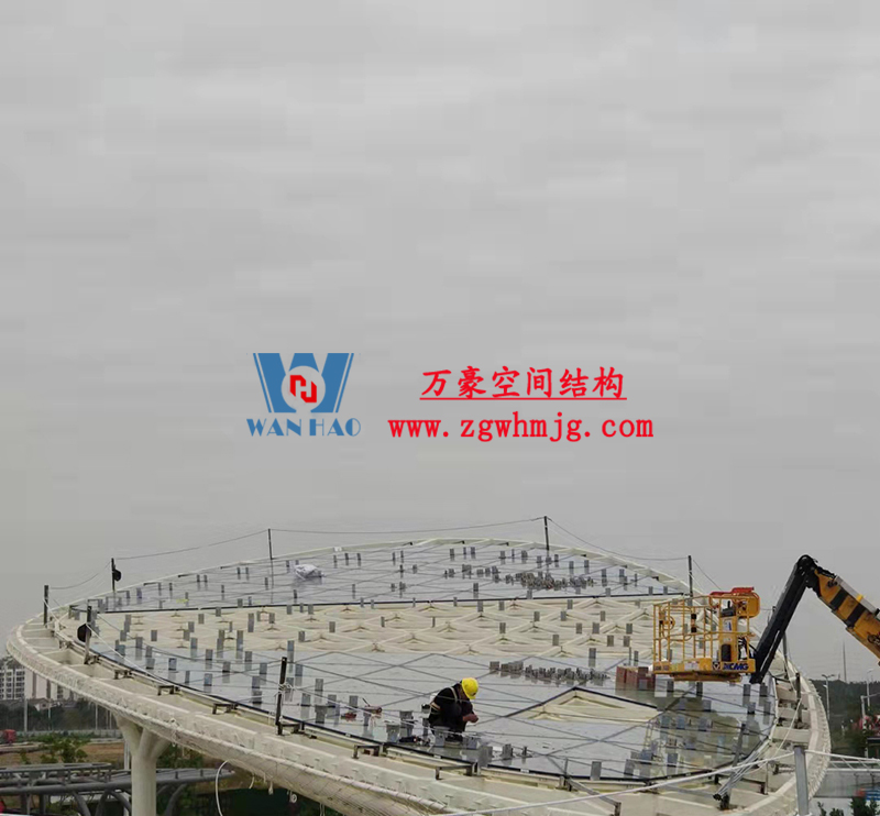 滬通鐵路張家港站地方配套工程站前西側旅客集散區蝴蝶造型天幕工程膜結構安裝中