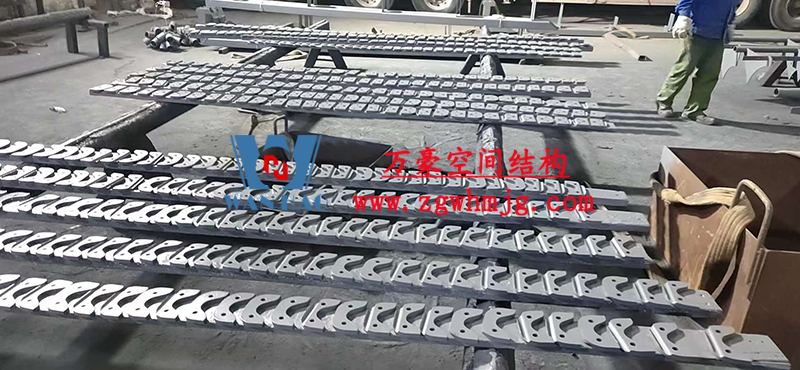 重慶龍興足球場ETFE屋面膜結構工程屋面鋼結構完成，膜結構安裝中