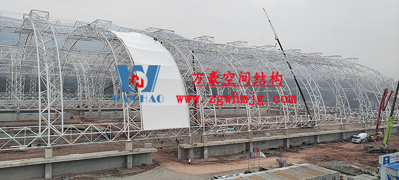 四川高興煤炭?jī)?chǔ)備基地建設(shè)項(xiàng)目鋼結(jié)構(gòu)接近尾聲，膜結(jié)構(gòu)開始安裝