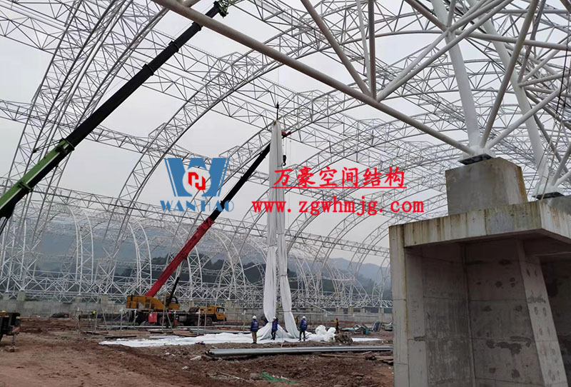 四川高興煤炭?jī)?chǔ)備基地建設(shè)項(xiàng)目鋼結(jié)構(gòu)接近尾聲，膜結(jié)構(gòu)開始安裝