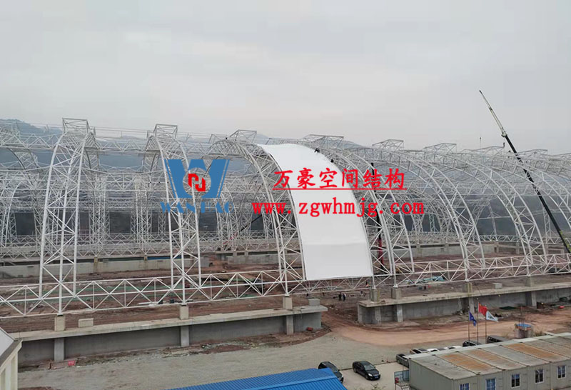 四川高興煤炭?jī)?chǔ)備基地建設(shè)項(xiàng)目鋼結(jié)構(gòu)接近尾聲，膜結(jié)構(gòu)開始安裝