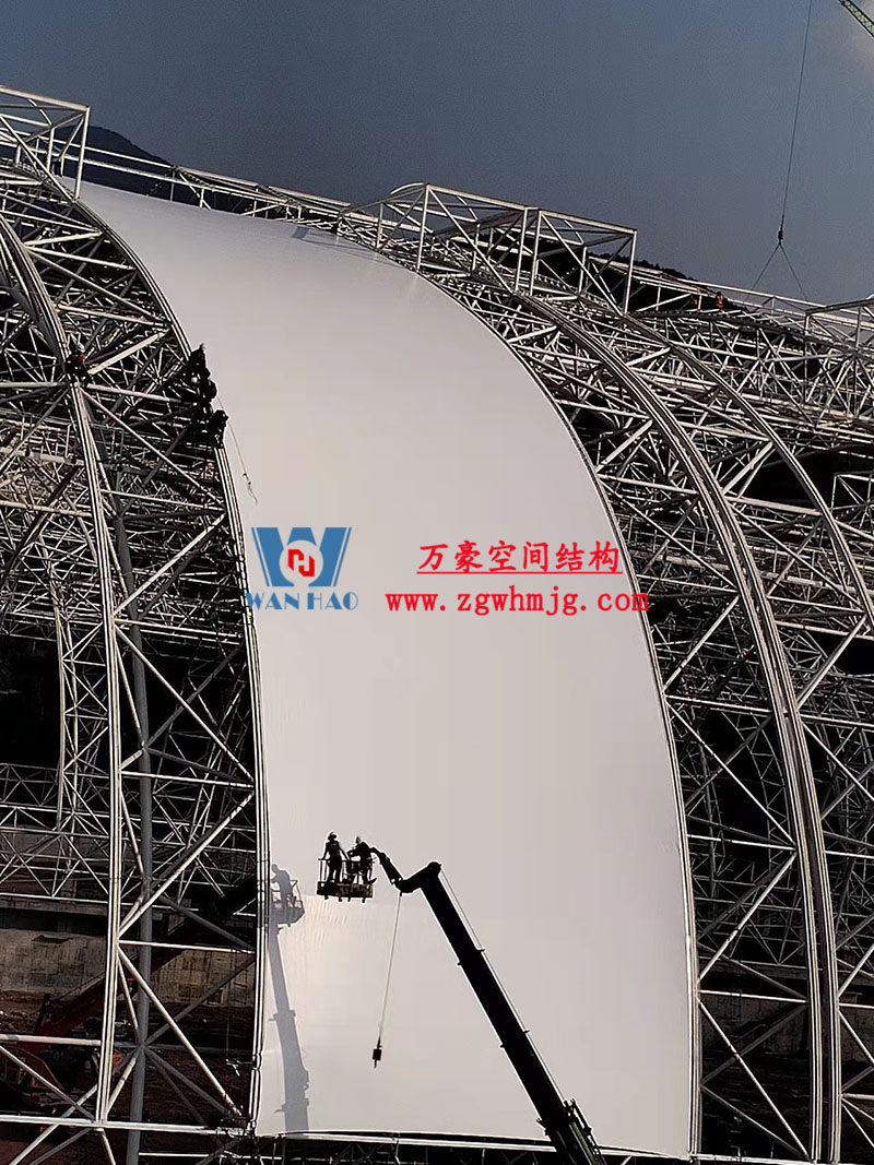四川高興煤炭?jī)?chǔ)備基地建設(shè)項(xiàng)目鋼結(jié)構(gòu)接近尾聲，膜結(jié)構(gòu)開始安裝