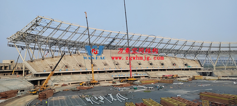襄陽奧體中心膜結構工程鋼結構接近尾聲，膜結構開始安裝