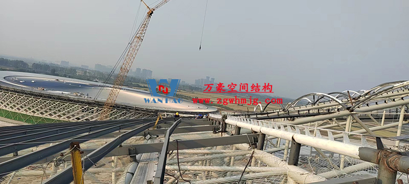 襄陽奧體中心膜結構工程鋼結構接近尾聲，膜結構開始安裝