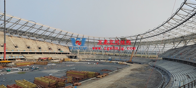 襄陽奧體中心膜結構工程鋼結構接近尾聲，膜結構開始安裝