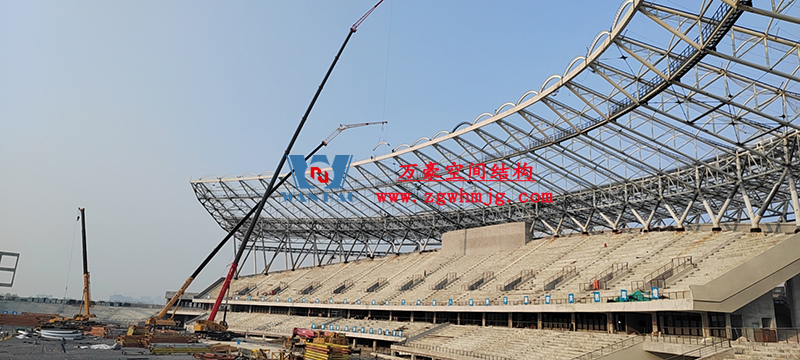 襄陽奧體中心膜結構工程鋼結構接近尾聲，膜結構開始安裝