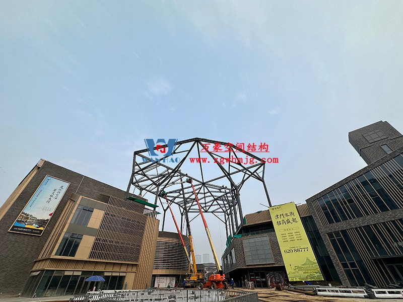 合肥文一塘溪津門(mén)天幕鋼結(jié)構(gòu)及ETFE氣枕膜工程鋼結(jié)構(gòu)吊裝中
