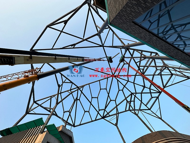 合肥文一塘溪津門(mén)天幕鋼結(jié)構(gòu)及ETFE氣枕膜工程鋼結(jié)構(gòu)吊裝中
