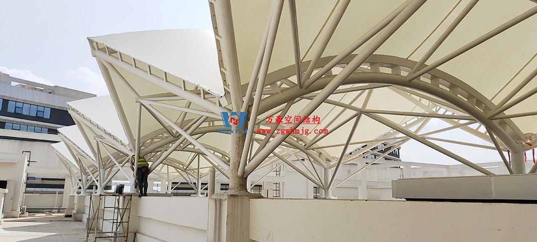施工加速，這個PTFE膜結(jié)構(gòu)天幕即將完工！