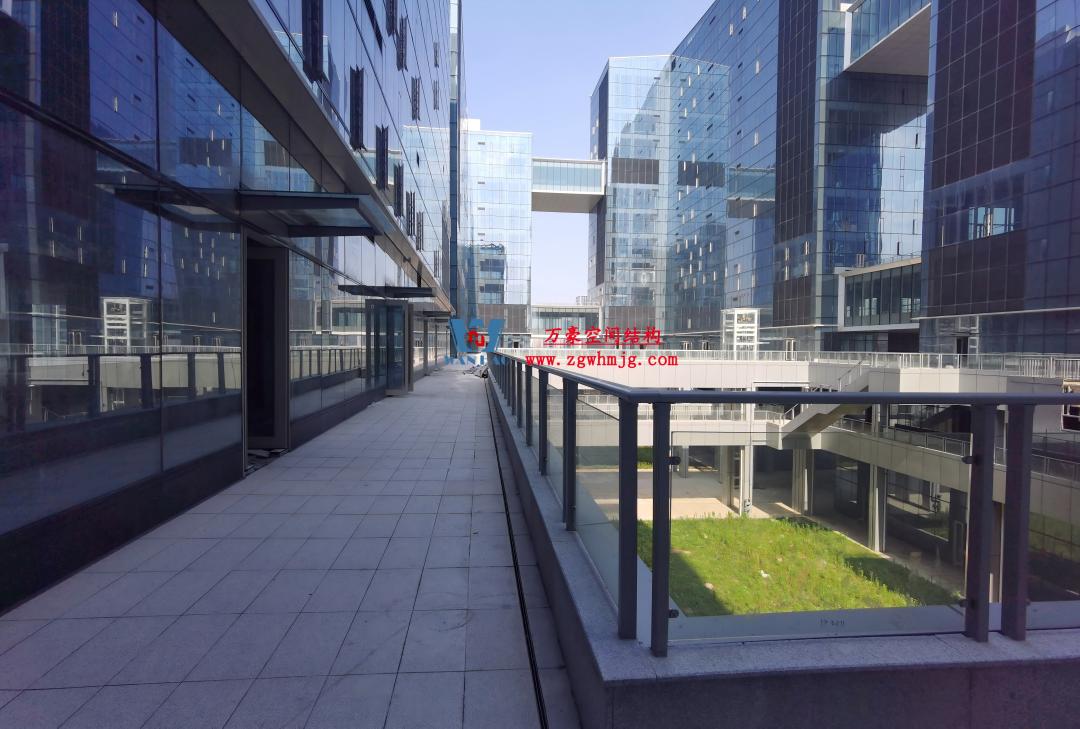 在中庭種一片鋼膜結(jié)構的“森谷”