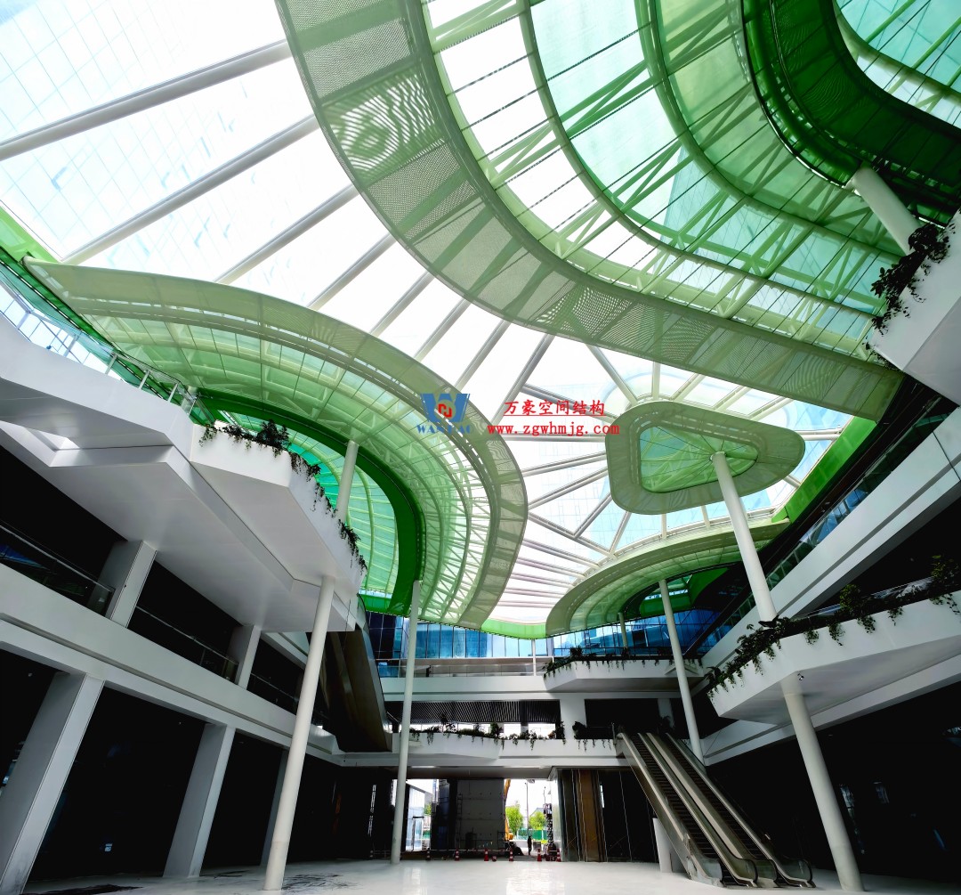 在中庭種一片鋼膜結(jié)構的“森谷”