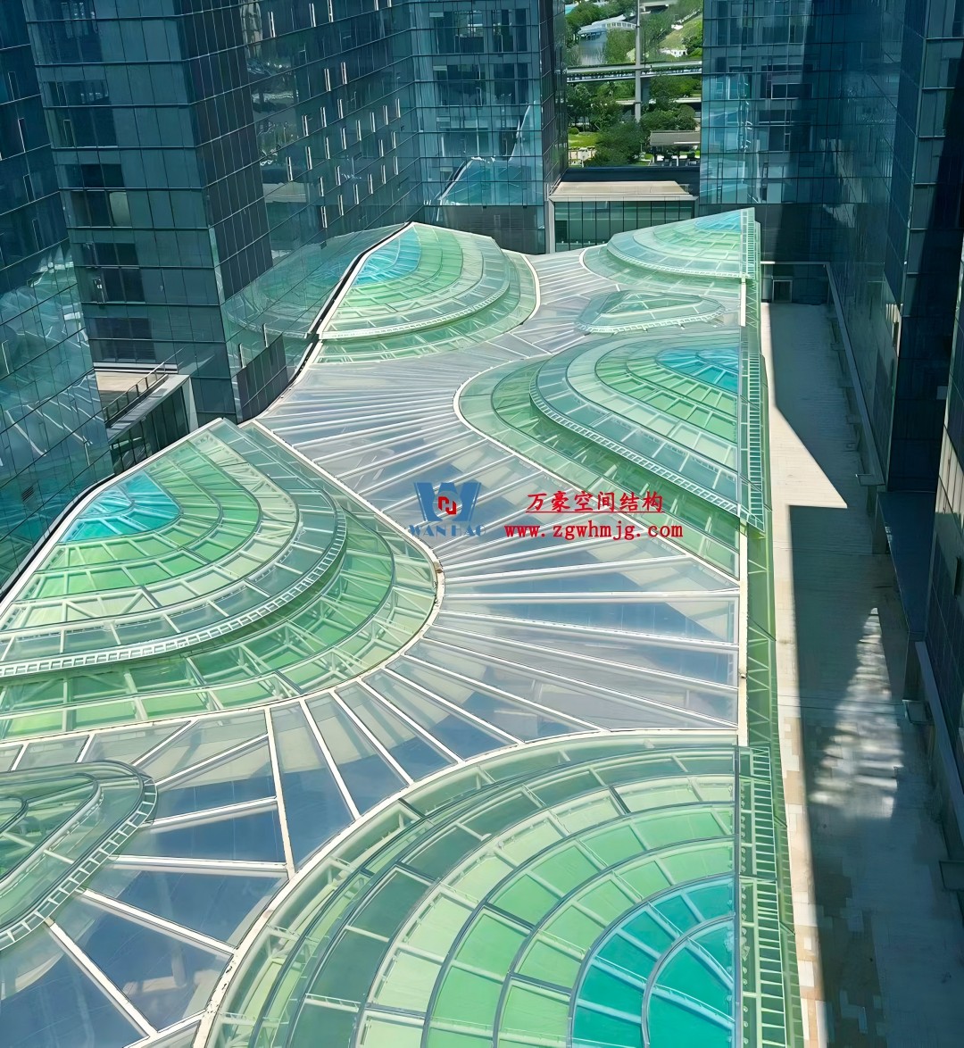 在中庭種一片鋼膜結(jié)構的“森谷”