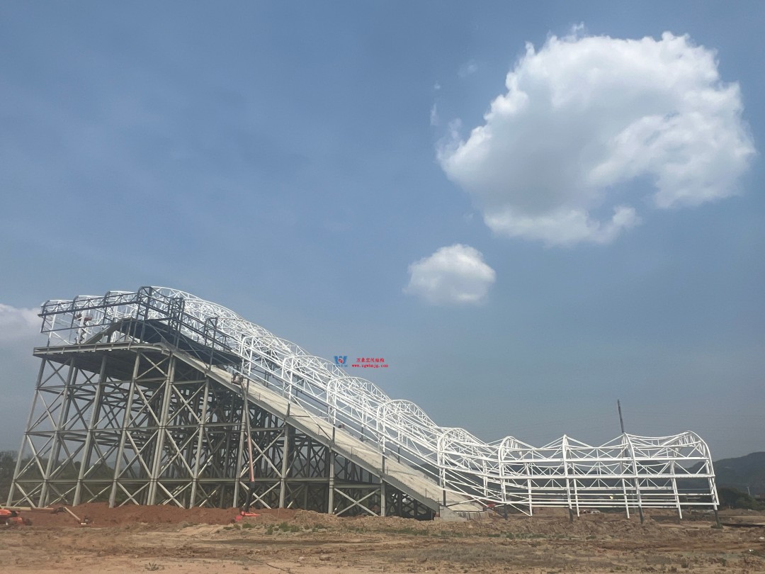 馭風逐沙，織就賽道美學——比亞迪紹興嵊州賽車場干拔沙坡觀景平臺鋼膜結構