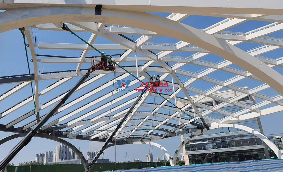 山東高端化工研究院下沉廣場天幕施工邁入關鍵階段 山東高端化工研究院下沉廣場天幕施工邁入關鍵階段