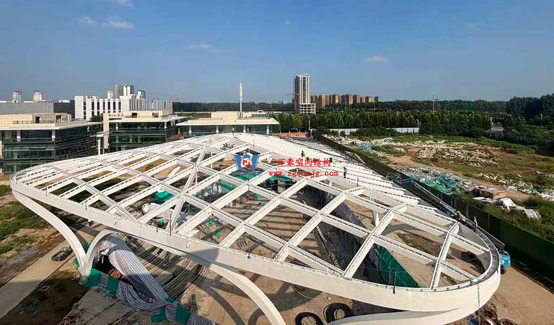 山東高端化工研究院下沉廣場天幕施工邁入關鍵階段 山東高端化工研究院下沉廣場天幕施工邁入關鍵階段