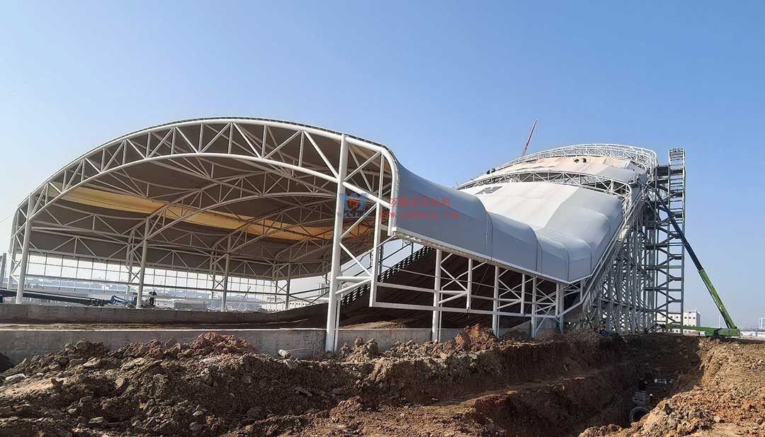 比亞迪賽車場驚現(xiàn)“風之翼”！又一座PTFE膜結構干拔沙坡頂棚拔地而起