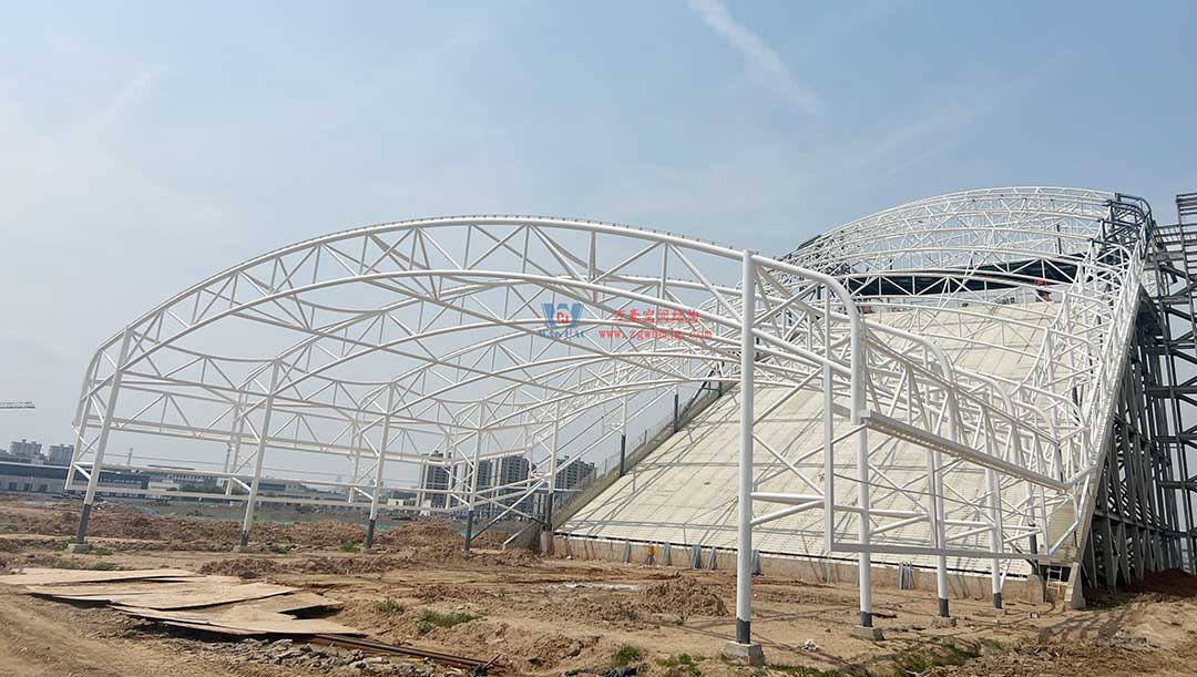 比亞迪賽車場驚現(xiàn)“風之翼”！又一座PTFE膜結構干拔沙坡頂棚拔地而起