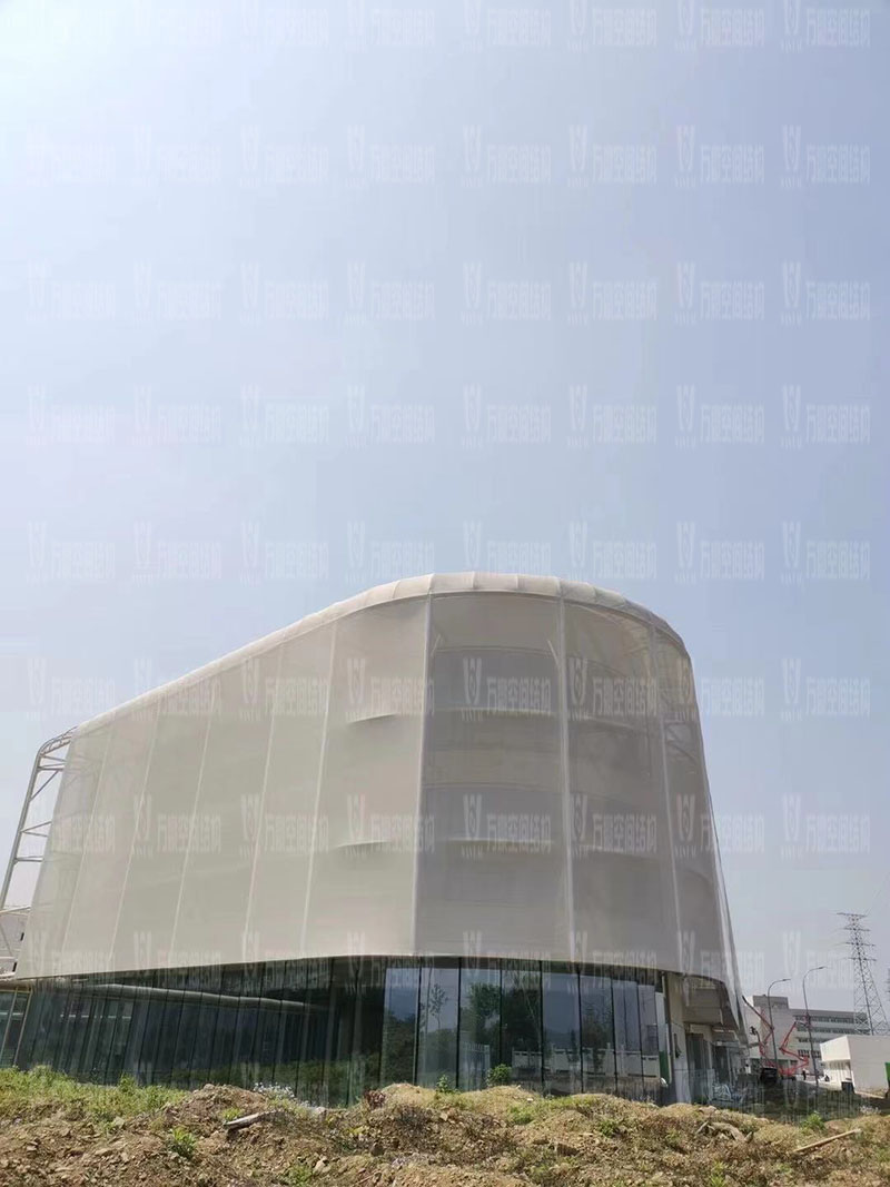 益富樂(lè)集團(tuán)食品工廠外立面PTFE網(wǎng)格織物膜結(jié)構(gòu)項(xiàng)目進(jìn)入最后織物膜結(jié)構(gòu)安裝階段