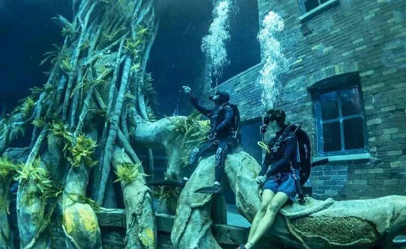 世界最深泳池，深入地下60米