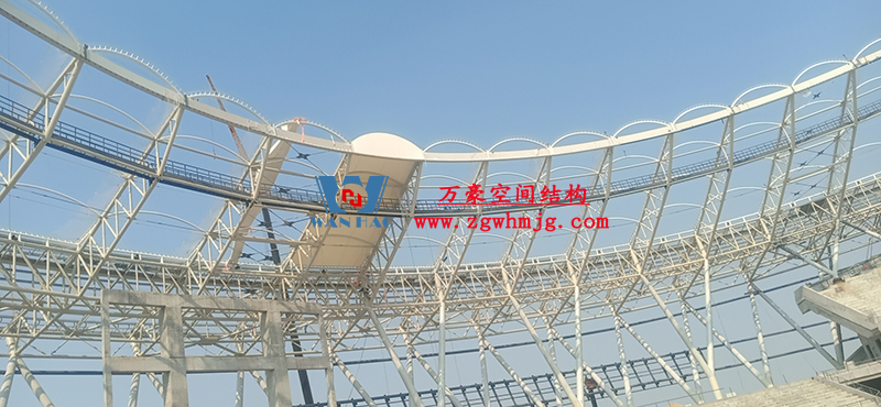 襄陽(yáng)奧體中心膜結(jié)構(gòu)工程鋼結(jié)構(gòu)接近尾聲，膜結(jié)構(gòu)開始安裝