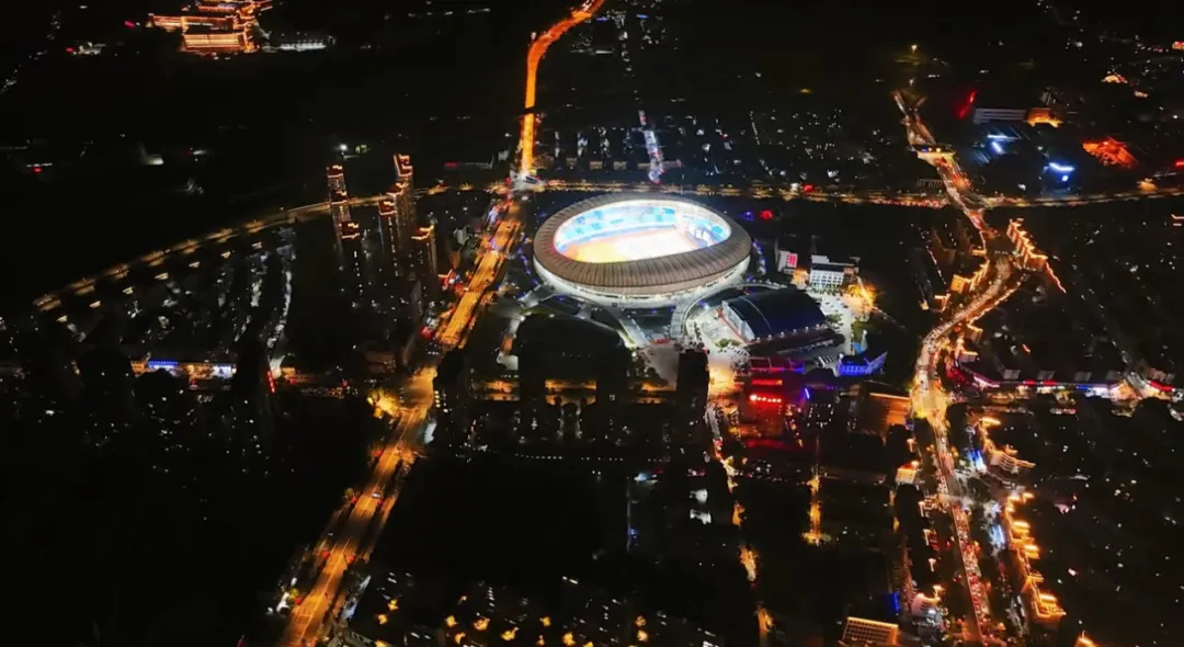 平陽體育中心群星演唱會！超萬人圍觀，現場火爆High唱！