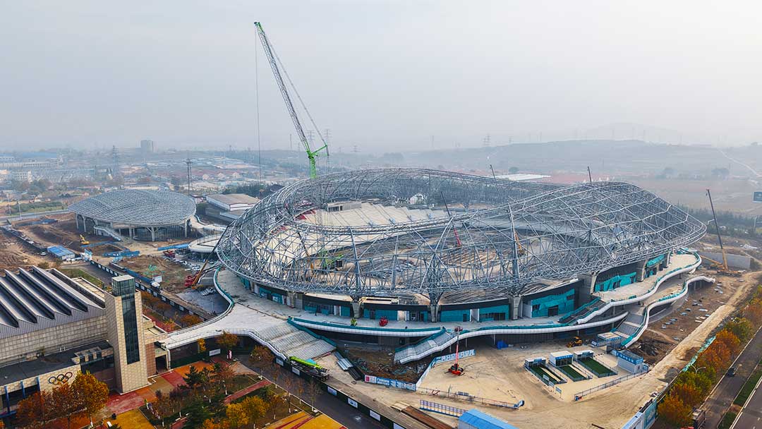 山東蓬萊體育場二次鋼構首吊成功：工程建設新里程碑